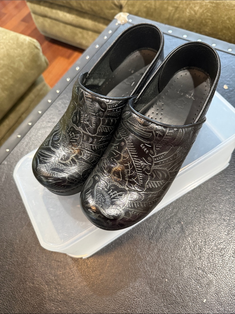 Dansko Black Embossed Floral Tooled Leather Clogs 39 - Picture 9 of 11